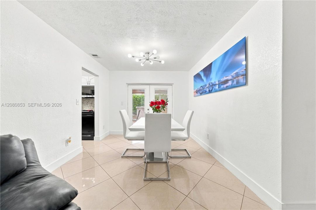 For Sale: $565,000 (3 beds, 2 baths, 1012 Square Feet)