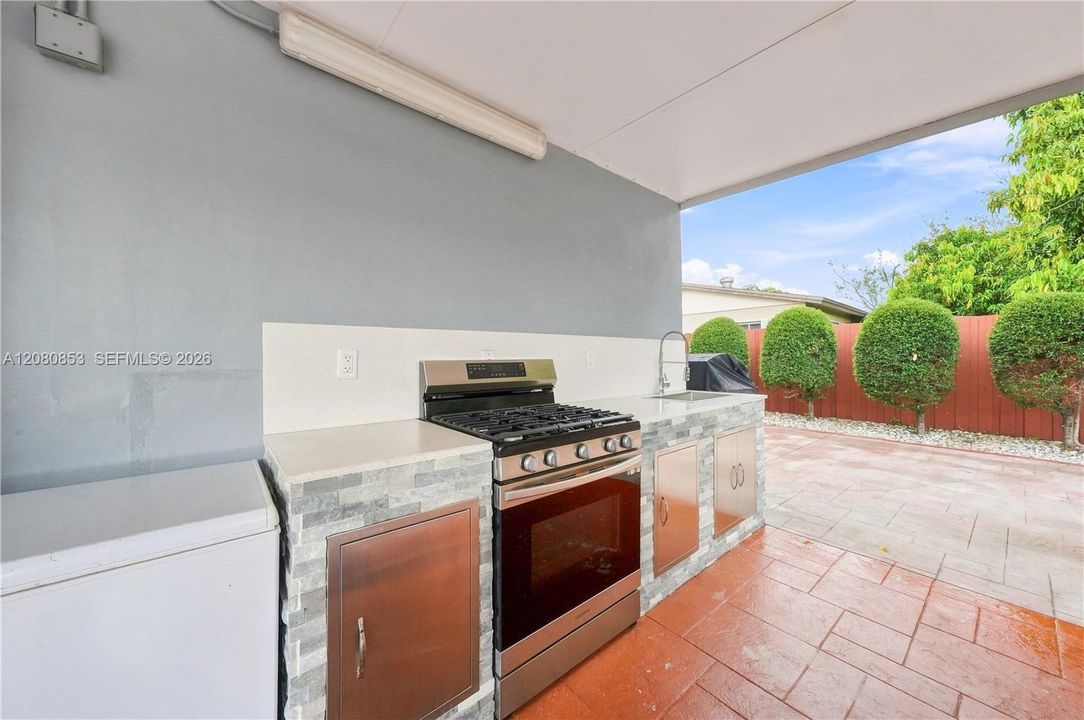 For Sale: $565,000 (3 beds, 2 baths, 1012 Square Feet)