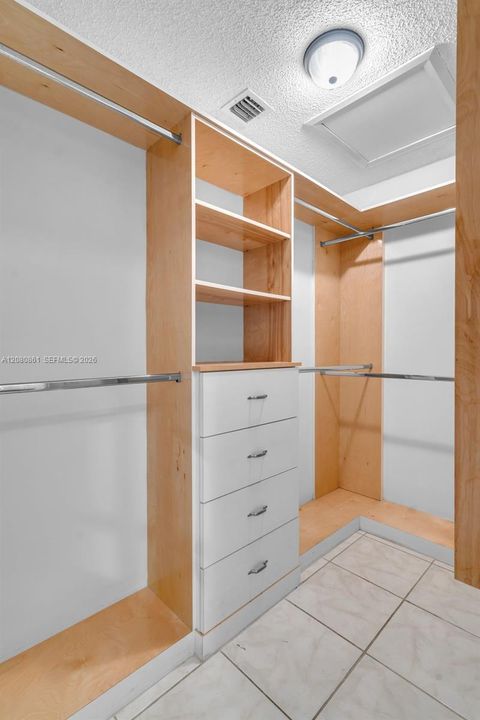 For Rent: $2,500 (2 beds, 2 baths, 1174 Square Feet)