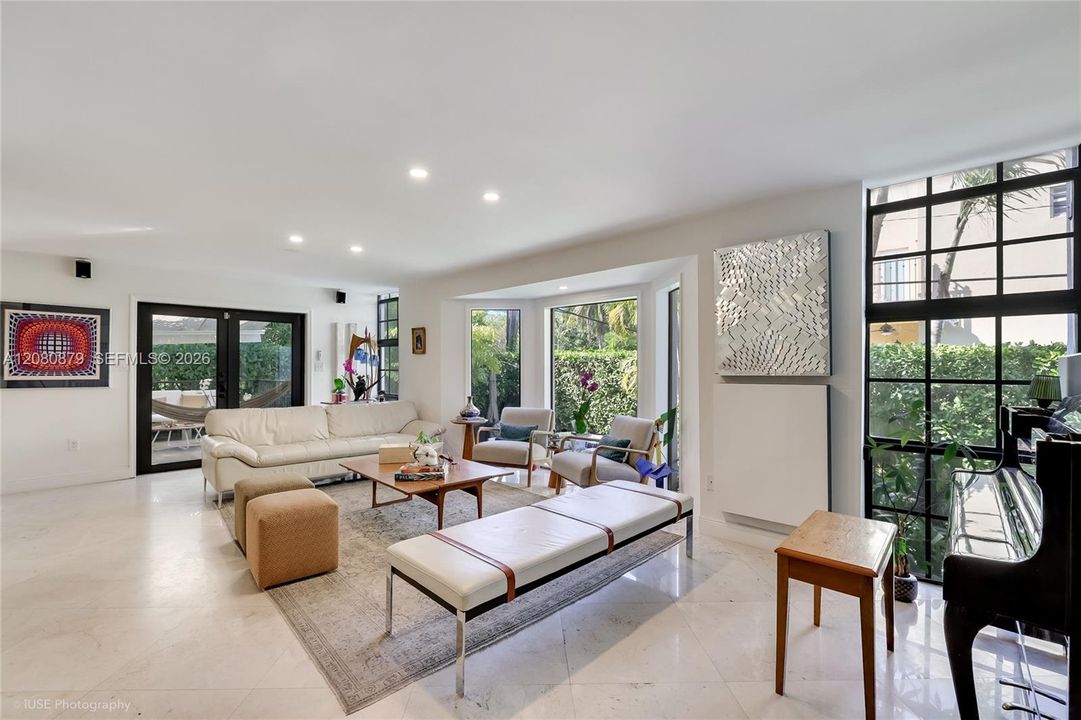 For Sale: $2,795,000 (3 beds, 3 baths, 1650 Square Feet)