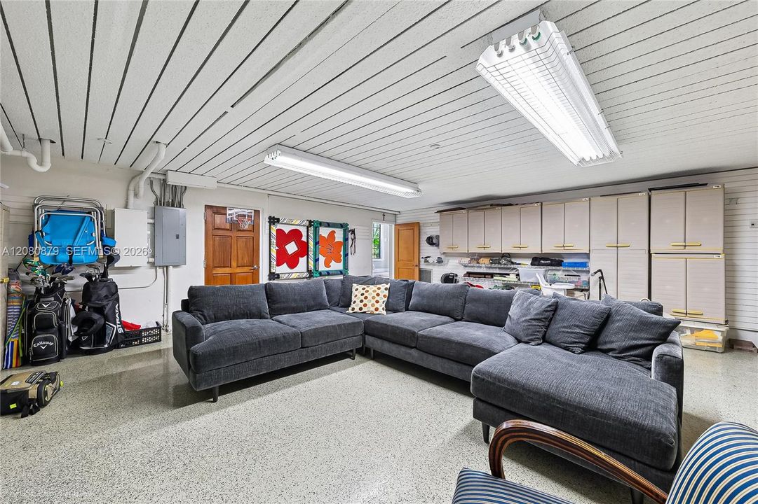 For Sale: $2,795,000 (3 beds, 3 baths, 1650 Square Feet)