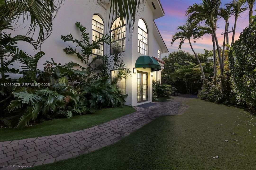 For Sale: $2,795,000 (3 beds, 3 baths, 1650 Square Feet)