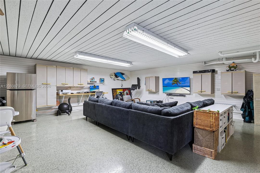 For Sale: $2,795,000 (3 beds, 3 baths, 1650 Square Feet)