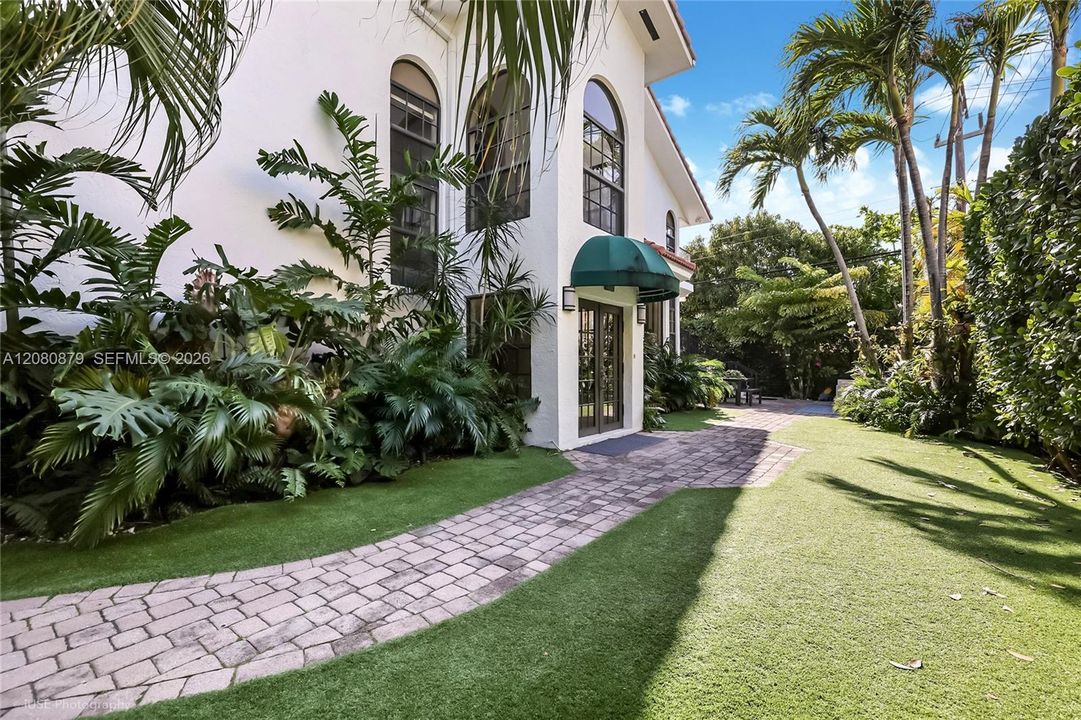 For Sale: $2,795,000 (3 beds, 3 baths, 1650 Square Feet)