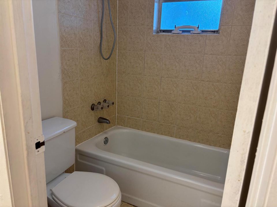 7501 Primary Bath Tub view
