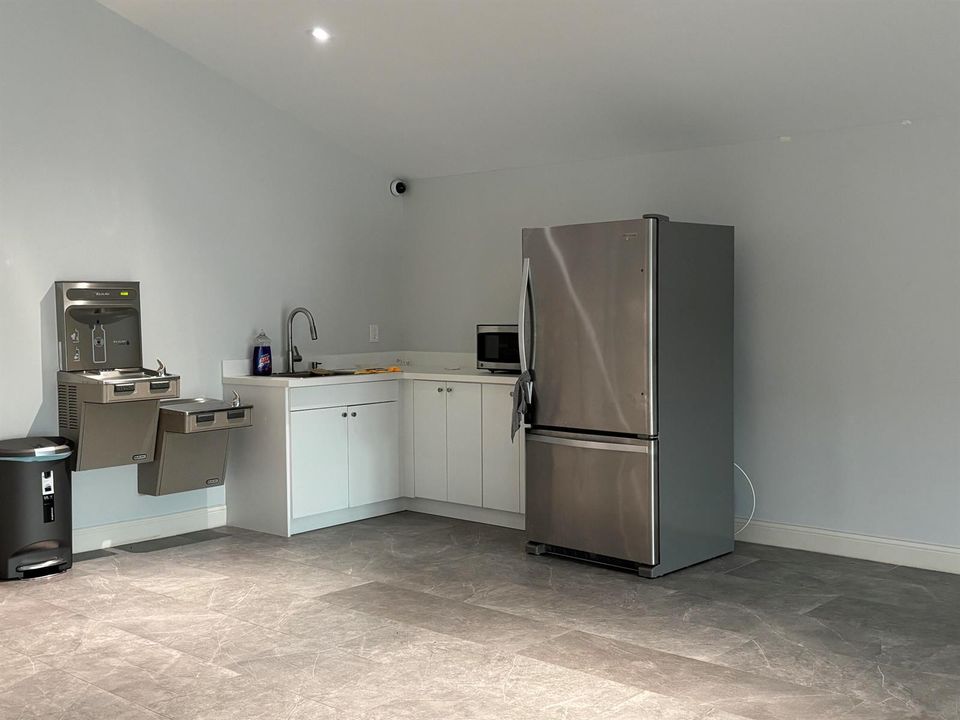 7501 Clubhouse with kitchen view