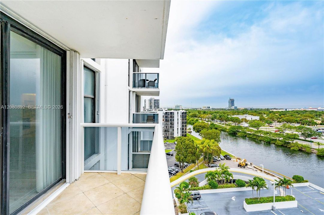 For Sale: $219,900 (1 beds, 1 baths, 896 Square Feet)