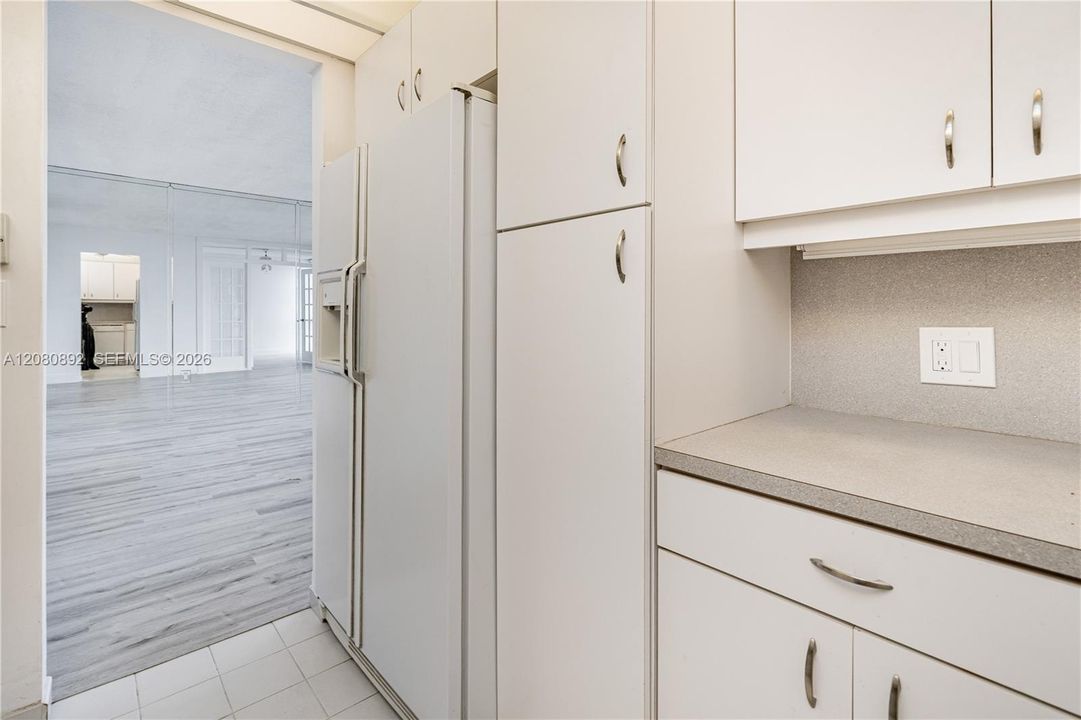 For Sale: $219,900 (1 beds, 1 baths, 896 Square Feet)