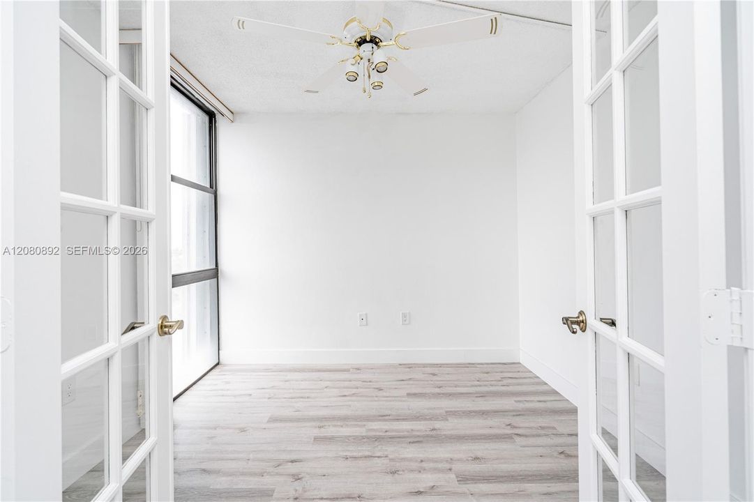 For Sale: $219,900 (1 beds, 1 baths, 896 Square Feet)