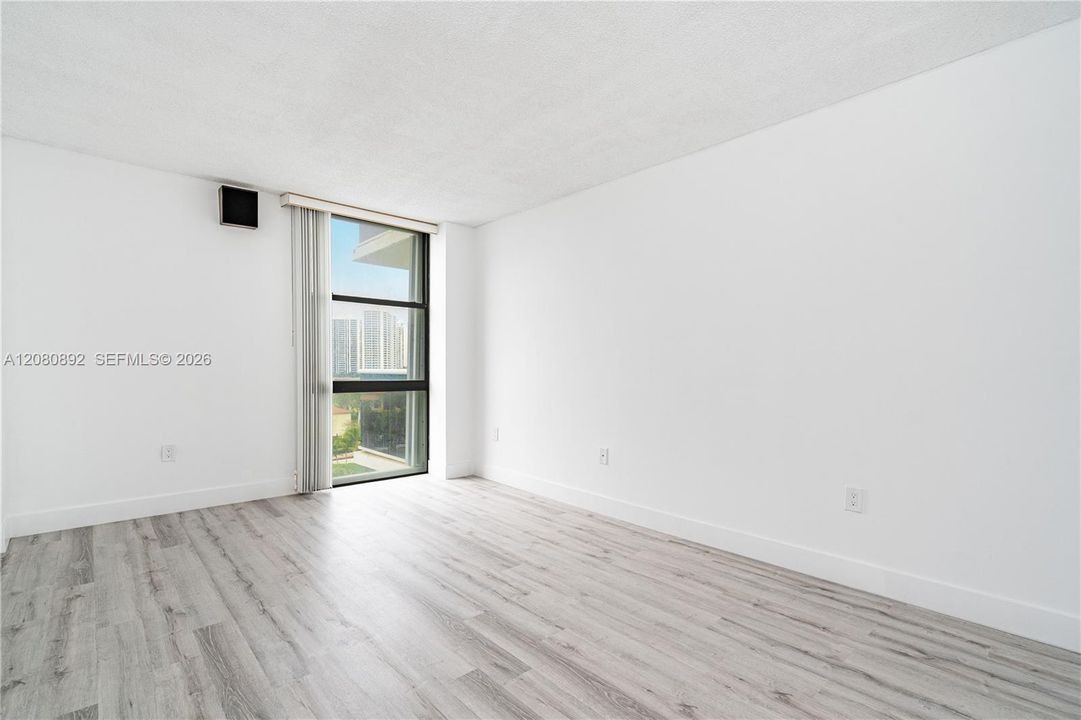 For Sale: $219,900 (1 beds, 1 baths, 896 Square Feet)