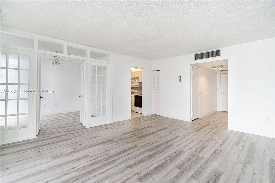 For Sale: $219,900 (1 beds, 1 baths, 896 Square Feet)