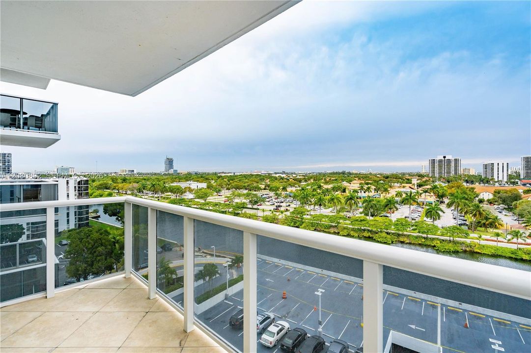 For Sale: $219,900 (1 beds, 1 baths, 896 Square Feet)