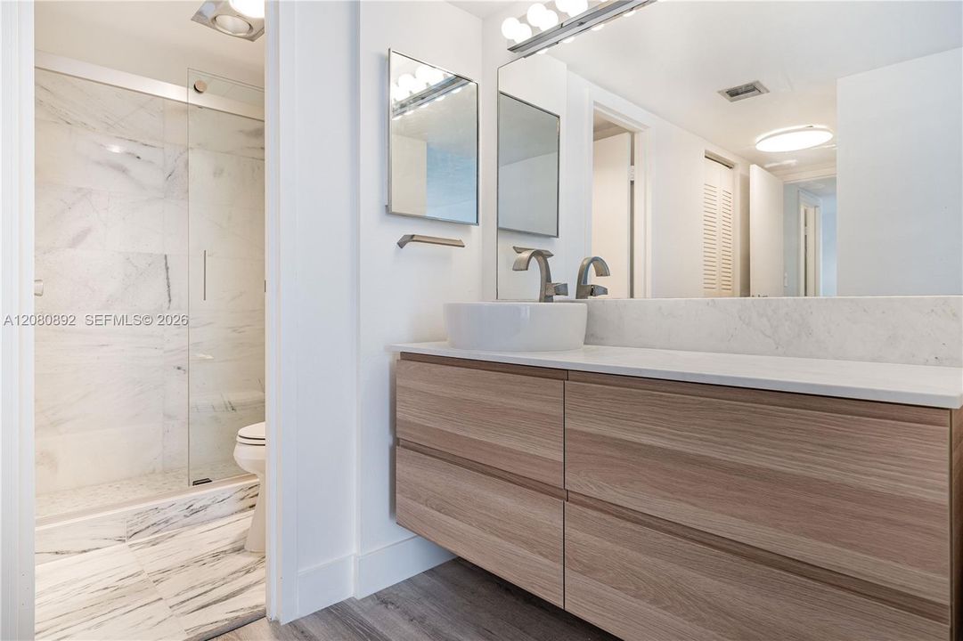 For Sale: $219,900 (1 beds, 1 baths, 896 Square Feet)