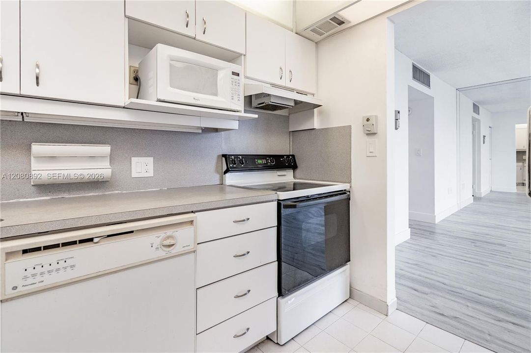 For Sale: $219,900 (1 beds, 1 baths, 896 Square Feet)