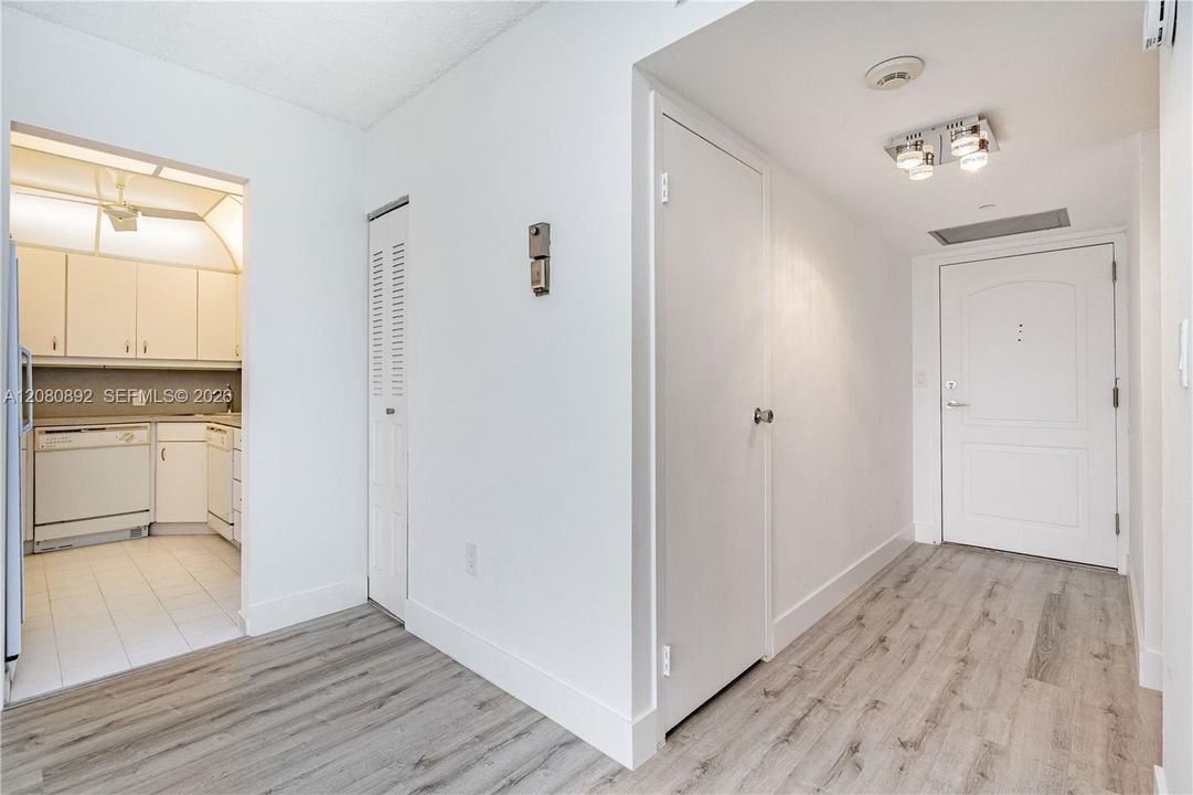 For Sale: $219,900 (1 beds, 1 baths, 896 Square Feet)