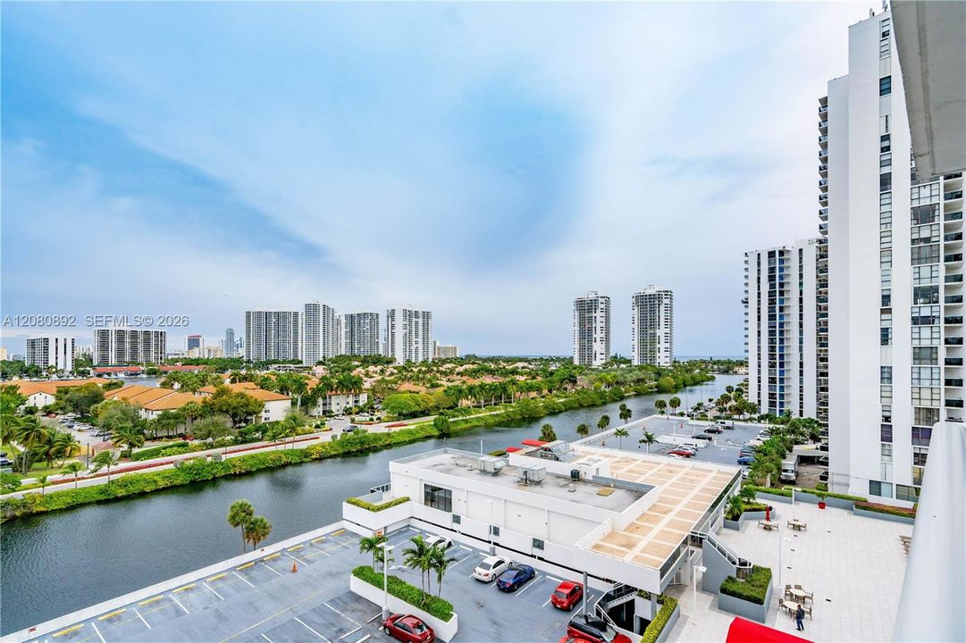 For Sale: $219,900 (1 beds, 1 baths, 896 Square Feet)