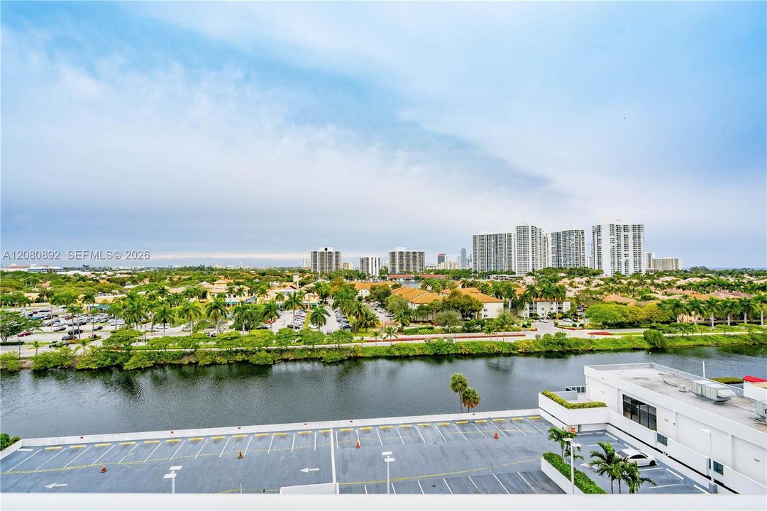 For Sale: $219,900 (1 beds, 1 baths, 896 Square Feet)