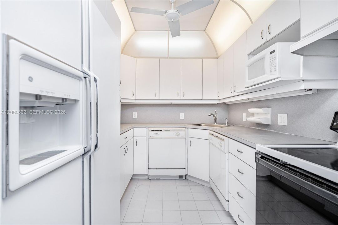 For Sale: $219,900 (1 beds, 1 baths, 896 Square Feet)