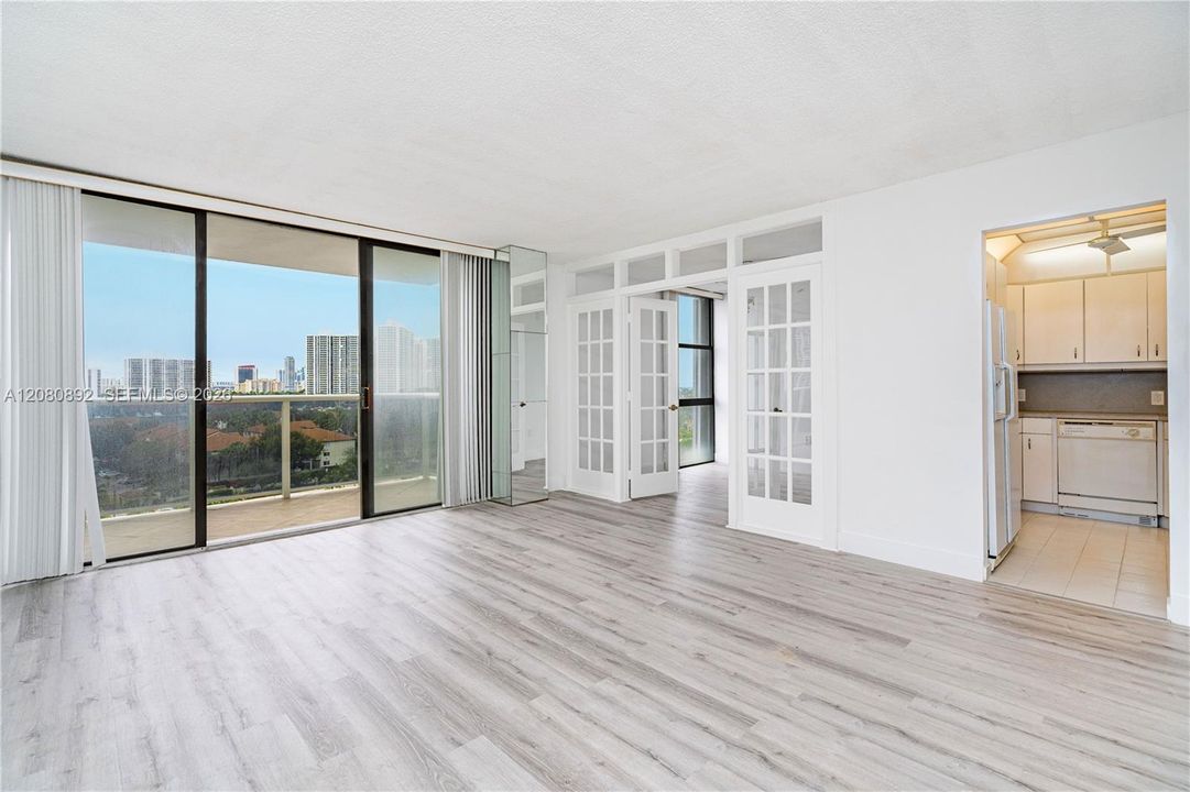 For Sale: $219,900 (1 beds, 1 baths, 896 Square Feet)