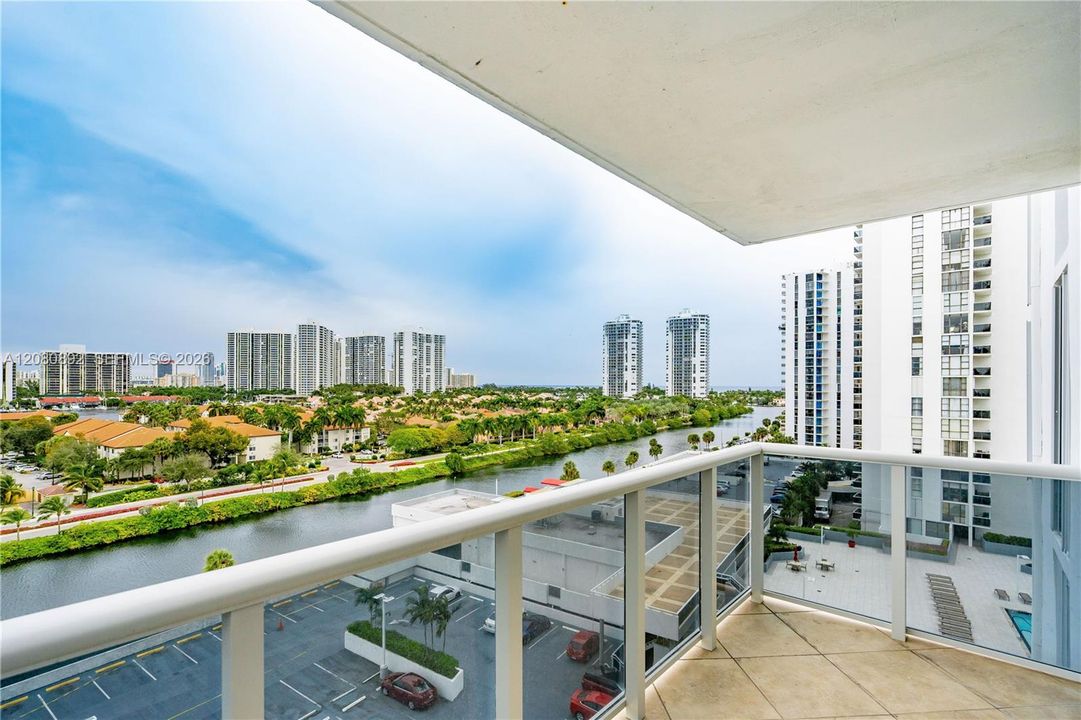 For Sale: $219,900 (1 beds, 1 baths, 896 Square Feet)