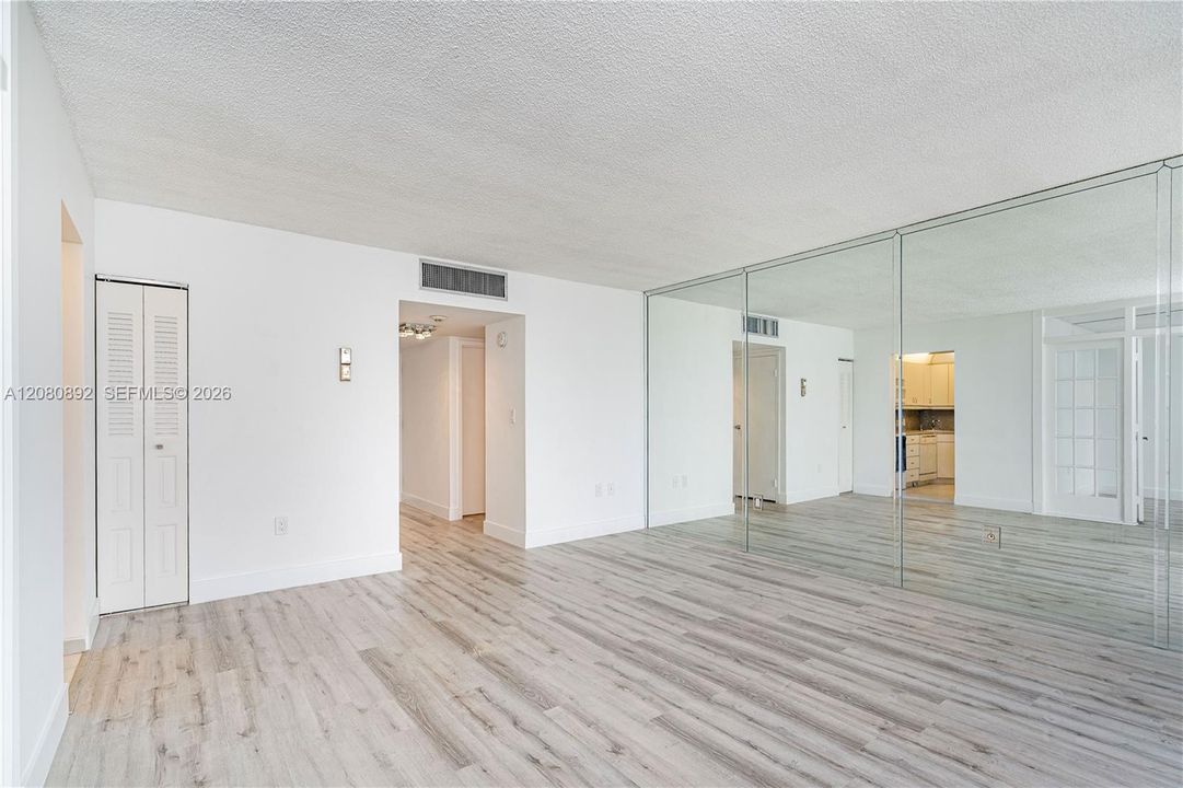 For Sale: $219,900 (1 beds, 1 baths, 896 Square Feet)