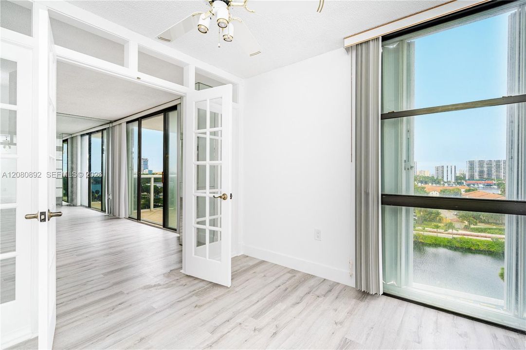 For Sale: $219,900 (1 beds, 1 baths, 896 Square Feet)