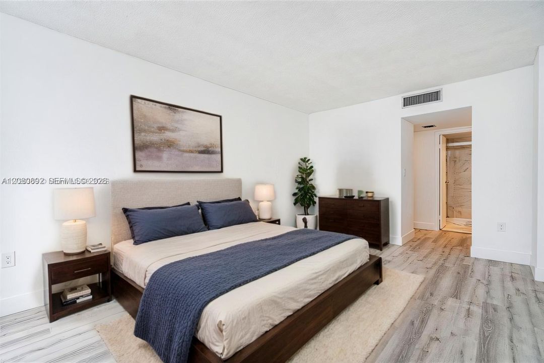 For Sale: $219,900 (1 beds, 1 baths, 896 Square Feet)