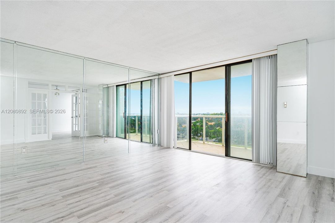 For Sale: $219,900 (1 beds, 1 baths, 896 Square Feet)