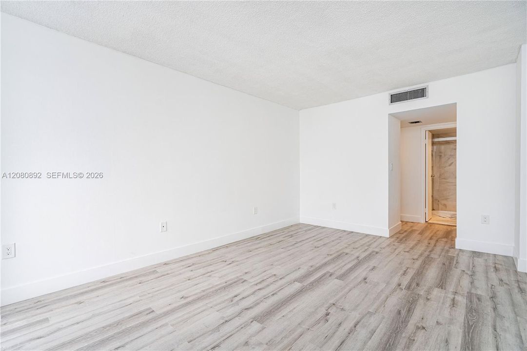 For Sale: $219,900 (1 beds, 1 baths, 896 Square Feet)