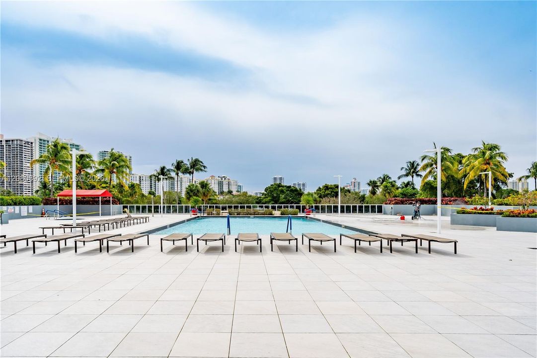 For Sale: $219,900 (1 beds, 1 baths, 896 Square Feet)