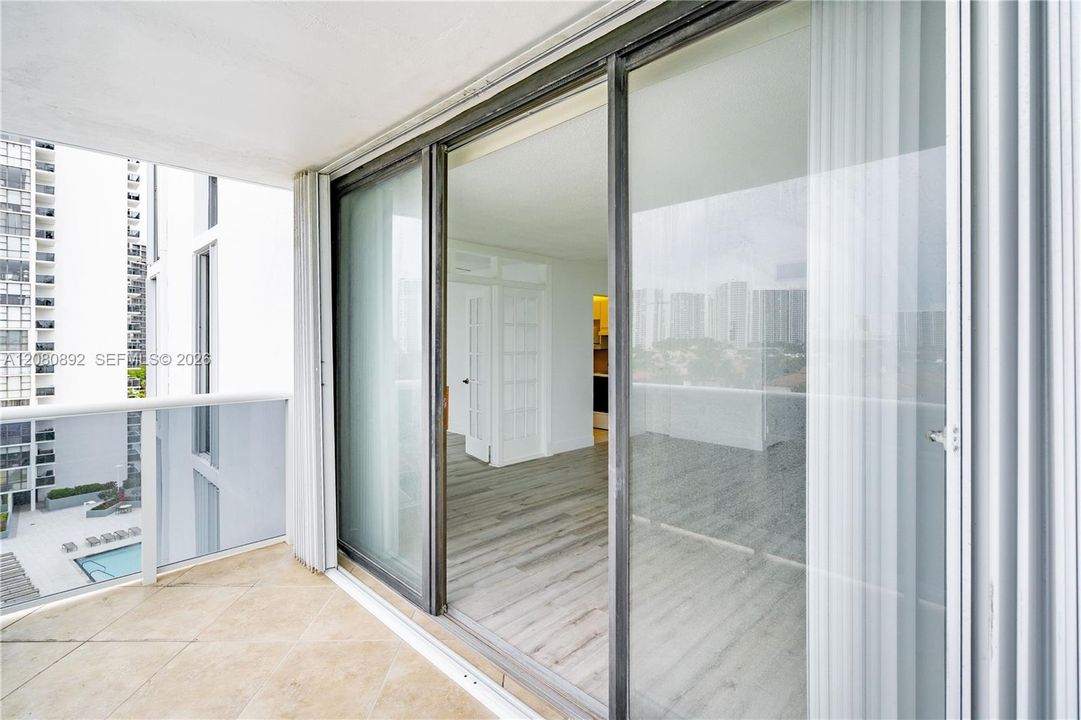 For Sale: $219,900 (1 beds, 1 baths, 896 Square Feet)