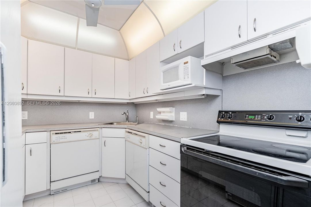 For Sale: $219,900 (1 beds, 1 baths, 896 Square Feet)