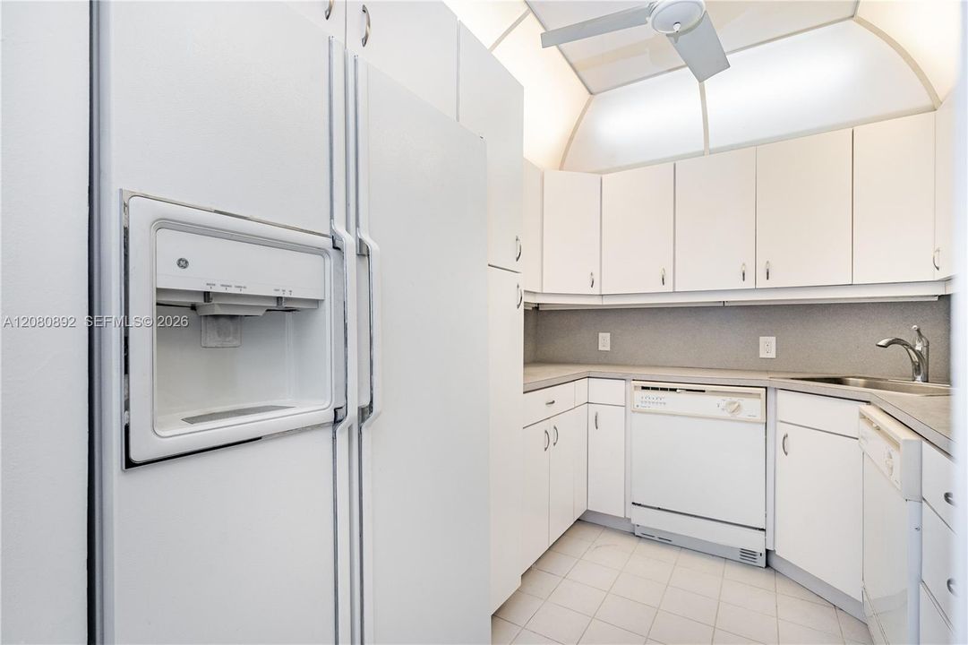 For Sale: $219,900 (1 beds, 1 baths, 896 Square Feet)