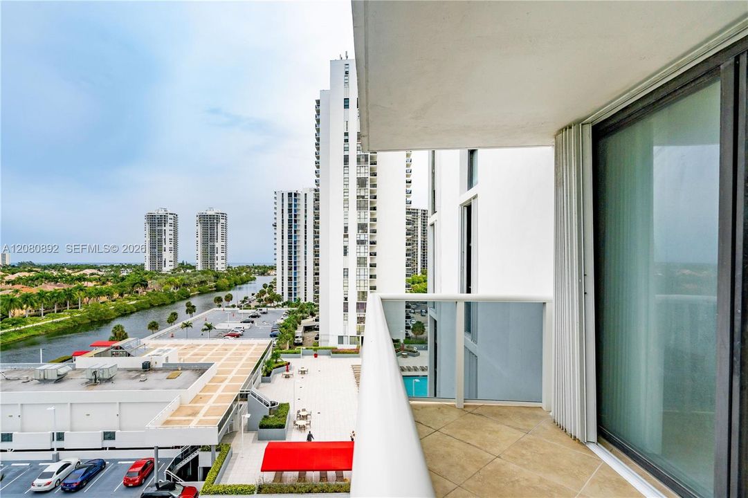For Sale: $219,900 (1 beds, 1 baths, 896 Square Feet)
