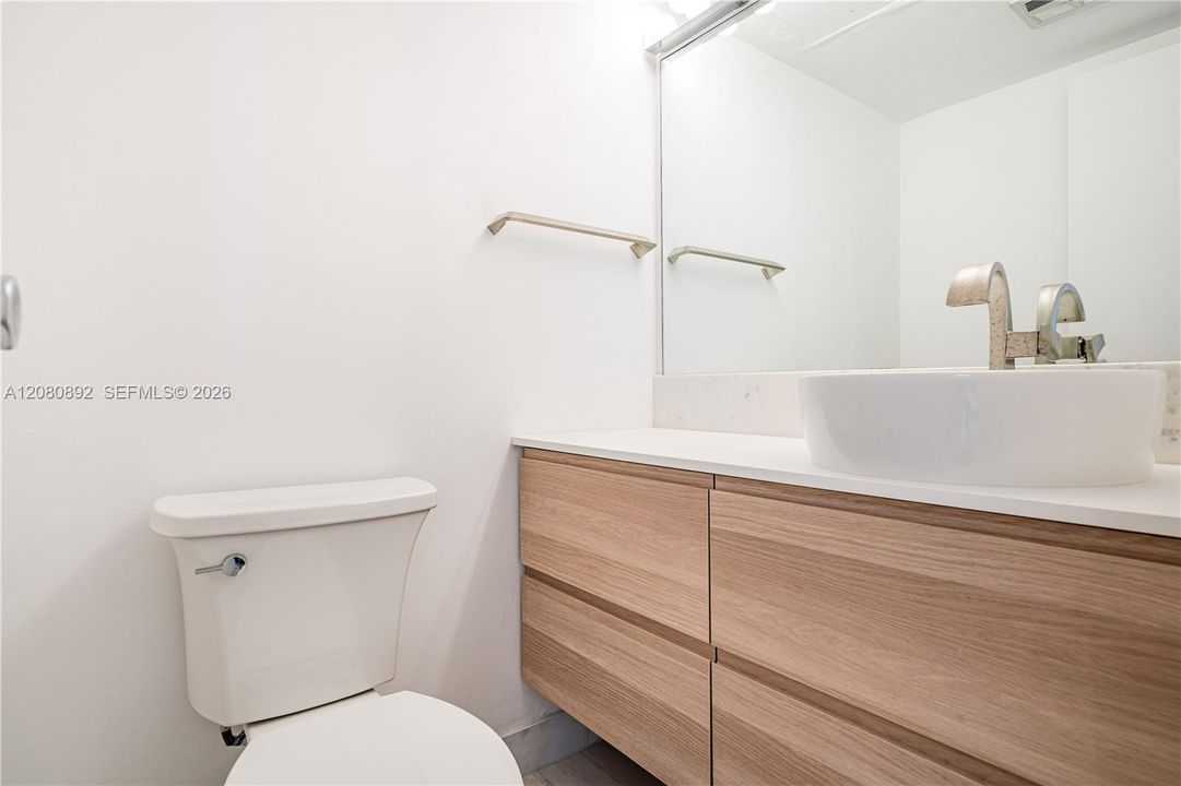 For Sale: $219,900 (1 beds, 1 baths, 896 Square Feet)