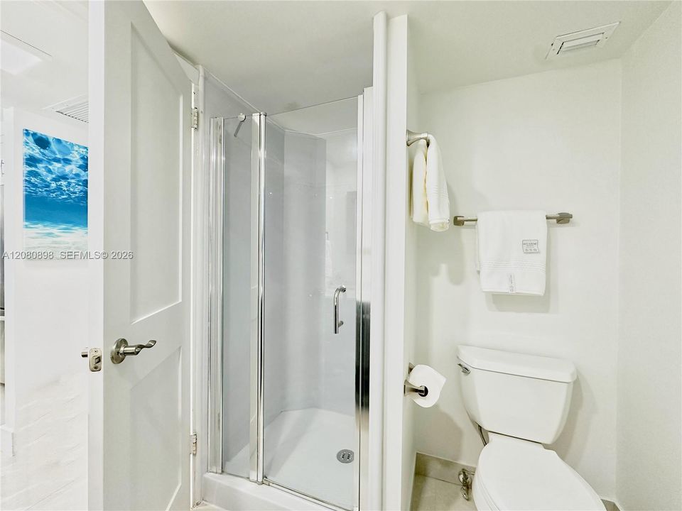 For Rent: $3,900 (1 beds, 2 baths, 824 Square Feet)
