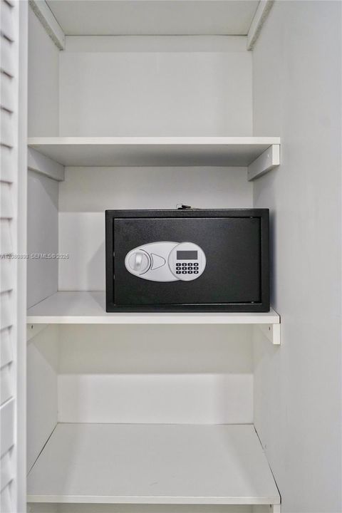 For Rent: $3,900 (1 beds, 2 baths, 824 Square Feet)