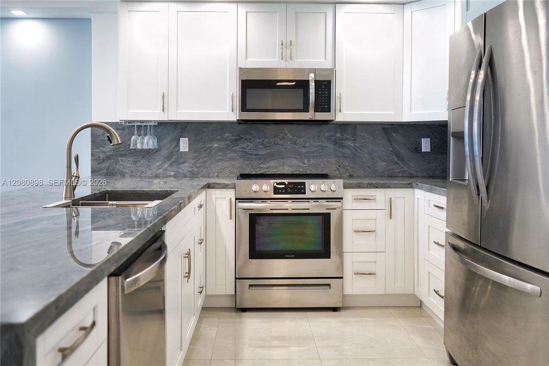For Rent: $3,900 (1 beds, 2 baths, 824 Square Feet)