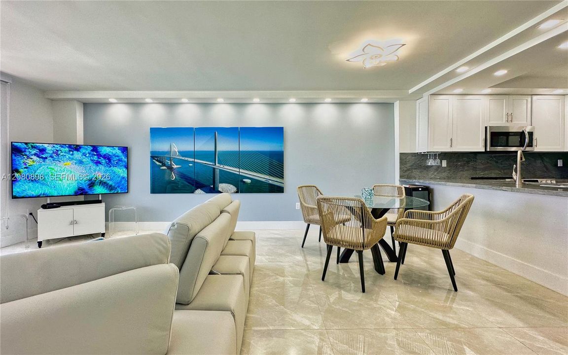 For Rent: $3,900 (1 beds, 2 baths, 824 Square Feet)