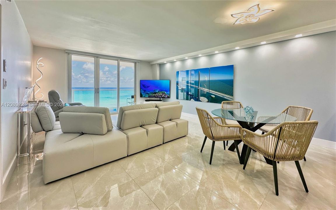 For Rent: $3,900 (1 beds, 2 baths, 824 Square Feet)