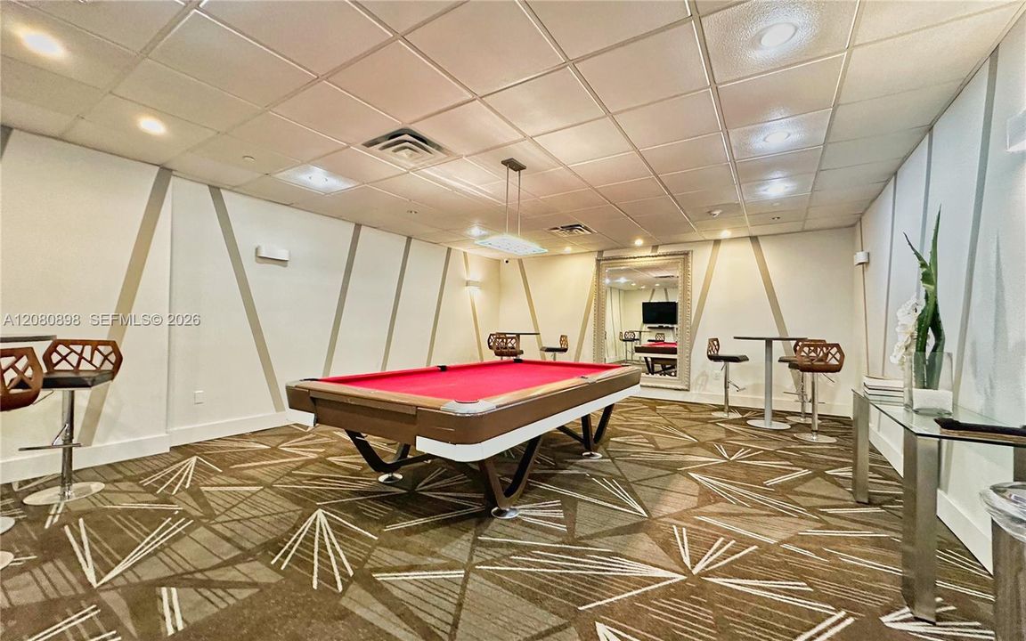 For Rent: $3,900 (1 beds, 2 baths, 824 Square Feet)