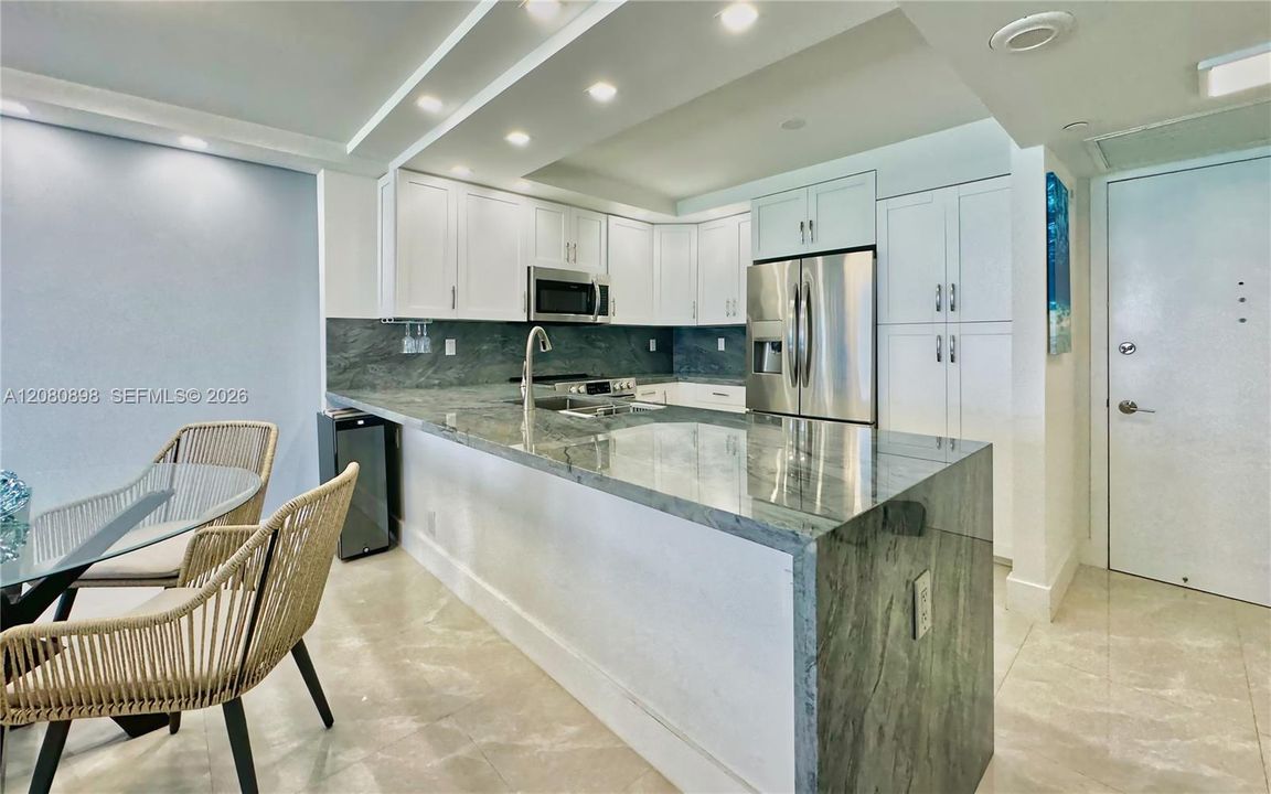 For Rent: $3,900 (1 beds, 2 baths, 824 Square Feet)