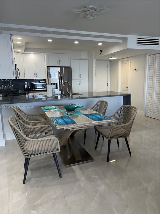 For Rent: $3,900 (1 beds, 2 baths, 824 Square Feet)