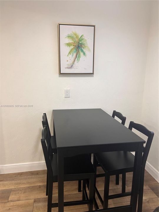 For Rent: $2,300 (2 beds, 1 baths, 740 Square Feet)