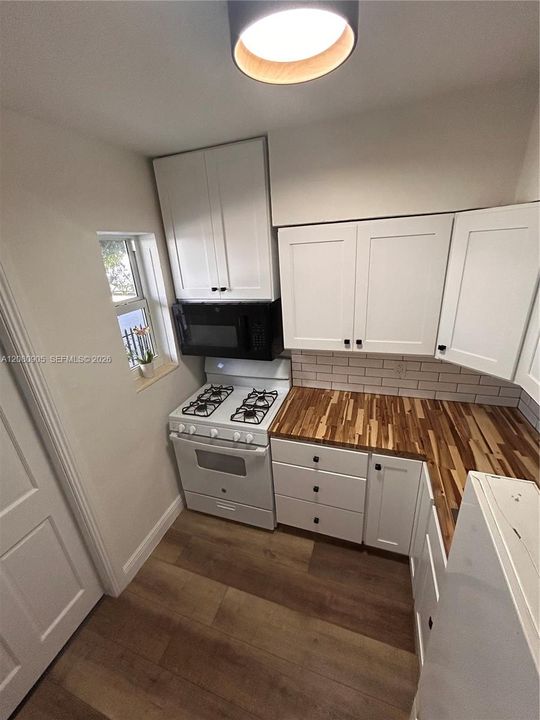 For Rent: $2,300 (2 beds, 1 baths, 740 Square Feet)