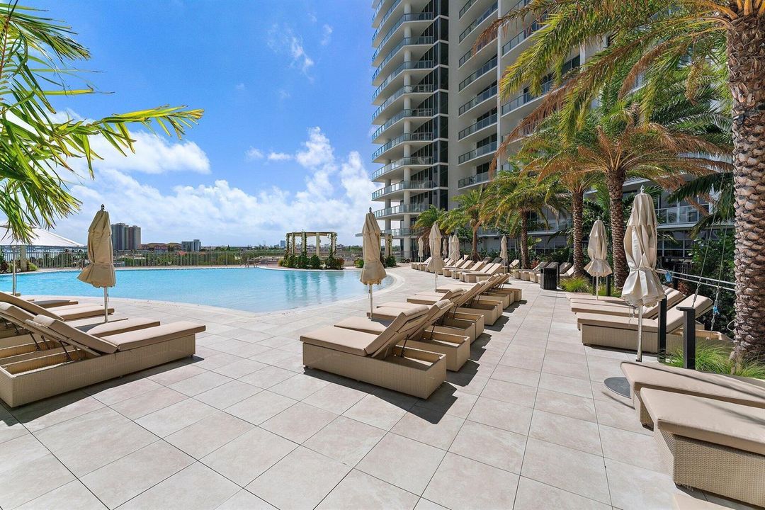 093-220LakeShoreDr-1219-WestPalmBeach-SM