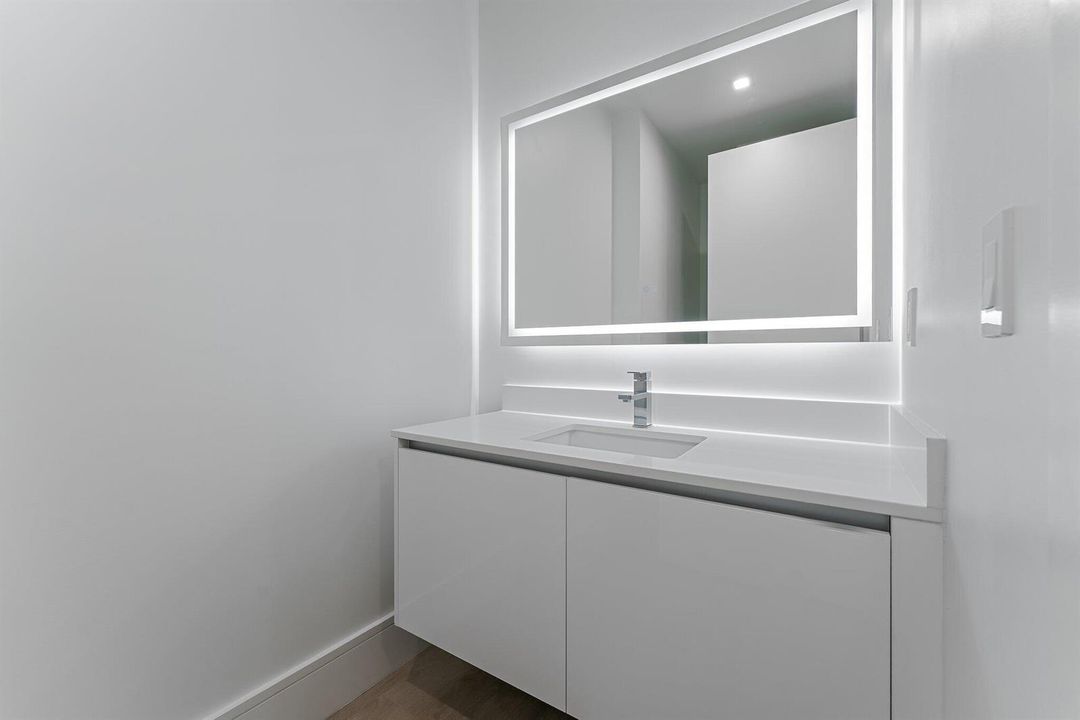 030-220LakeShoreDr-1219-WestPalmBeach-SM
