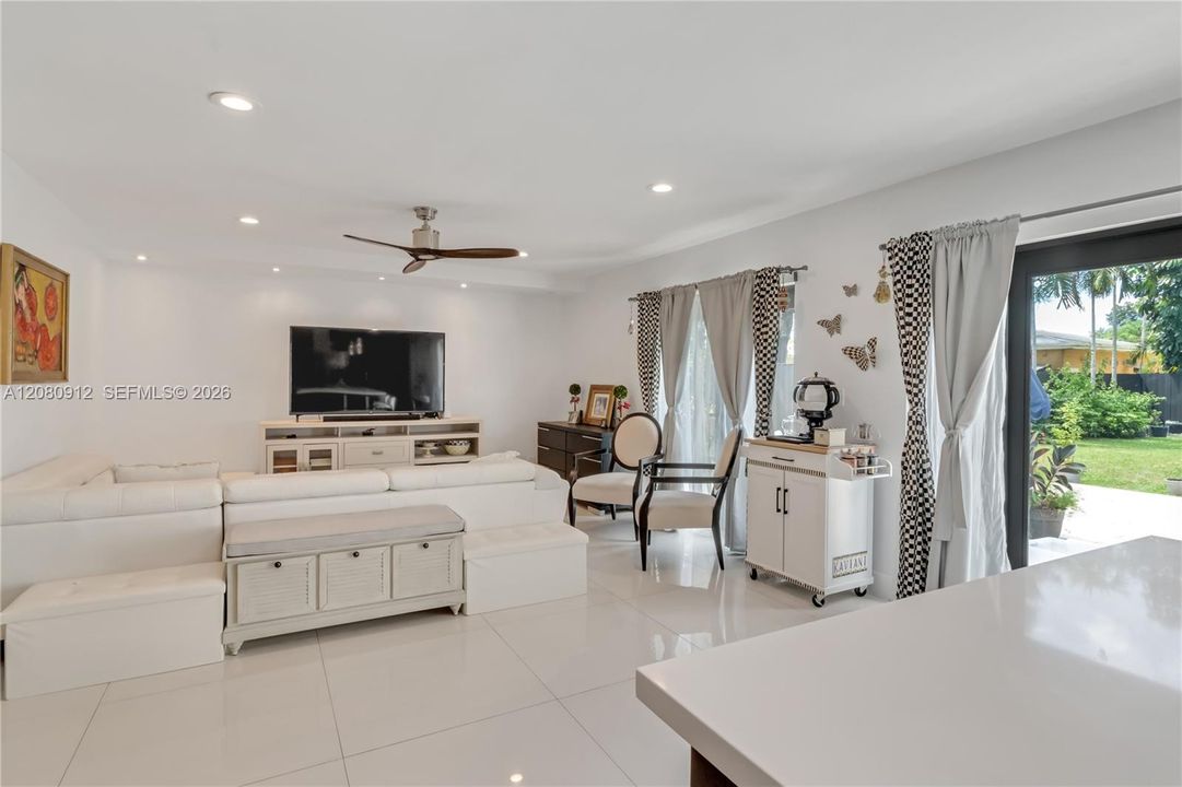 В аренду: $5,950 (4 спален, 3 ванн, 2240 Квадратных фут)