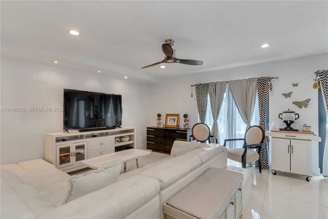 В аренду: $5,950 (4 спален, 3 ванн, 2240 Квадратных фут)