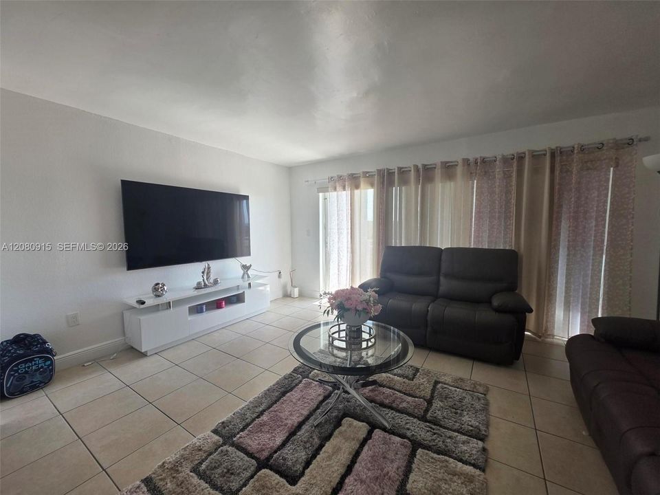 For Rent: $2,050 (1 beds, 1 baths, 1149 Square Feet)